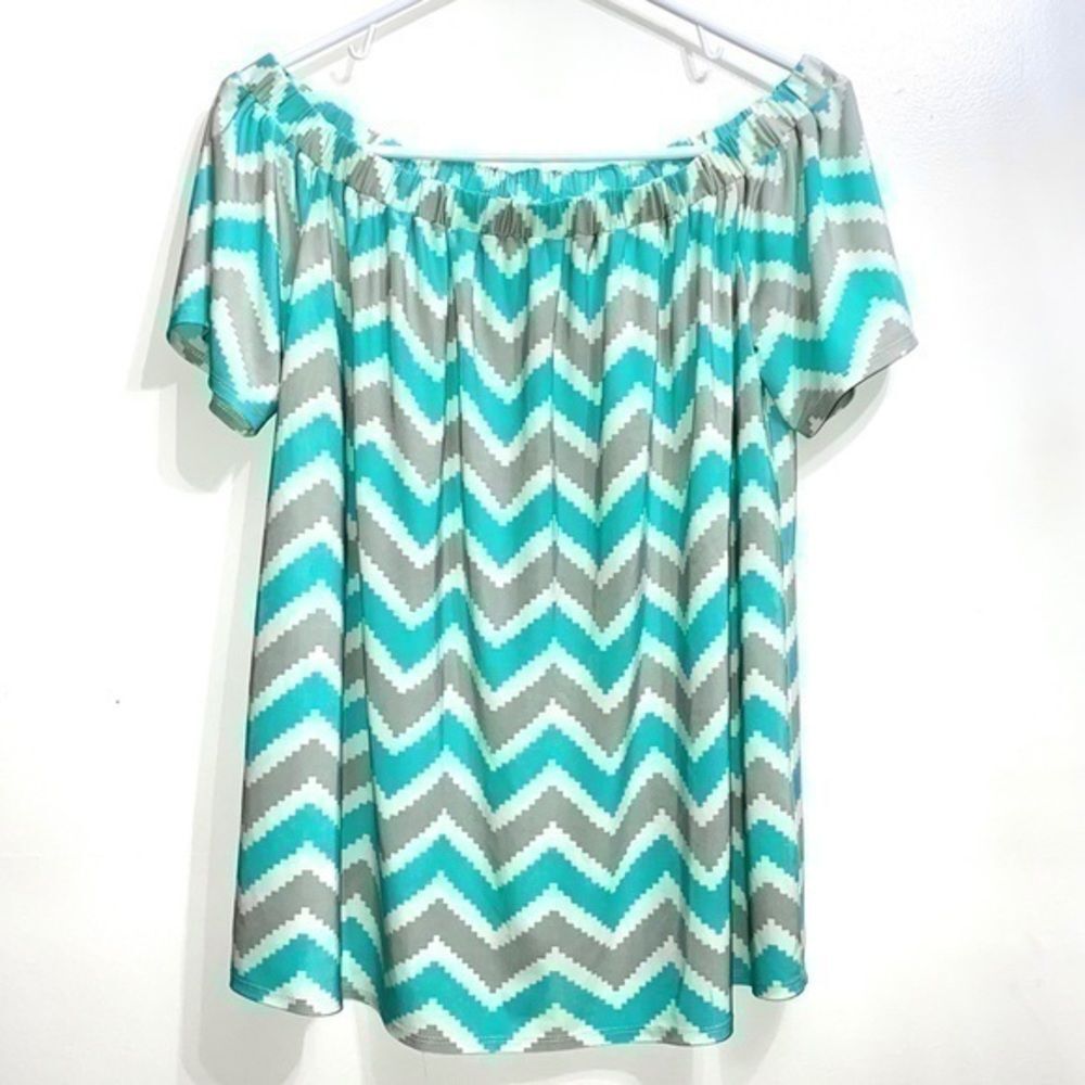 Women’s size Medium teal white gray chevron blouse top 240B5